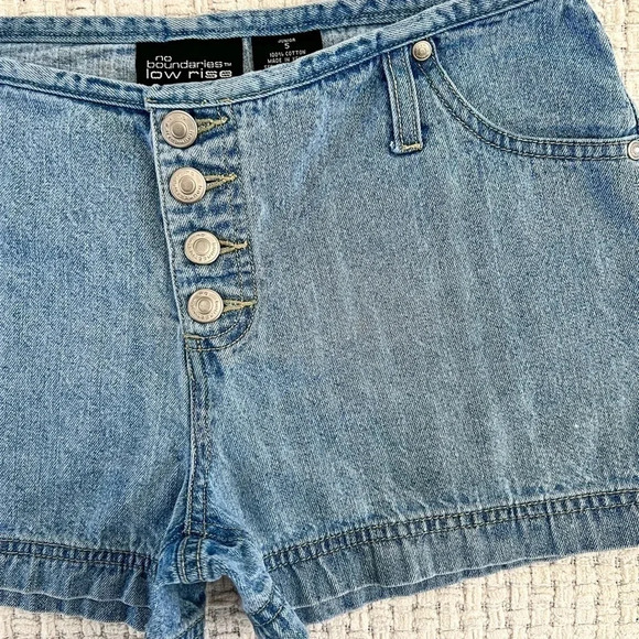 VINTAGE 90’s No Boundaries Low Rise Denim Shorts - Picture 2 of 5